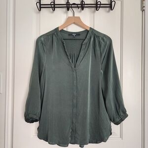Quince Washable Stretch Silk Pleat Back Blouse In Forest Green